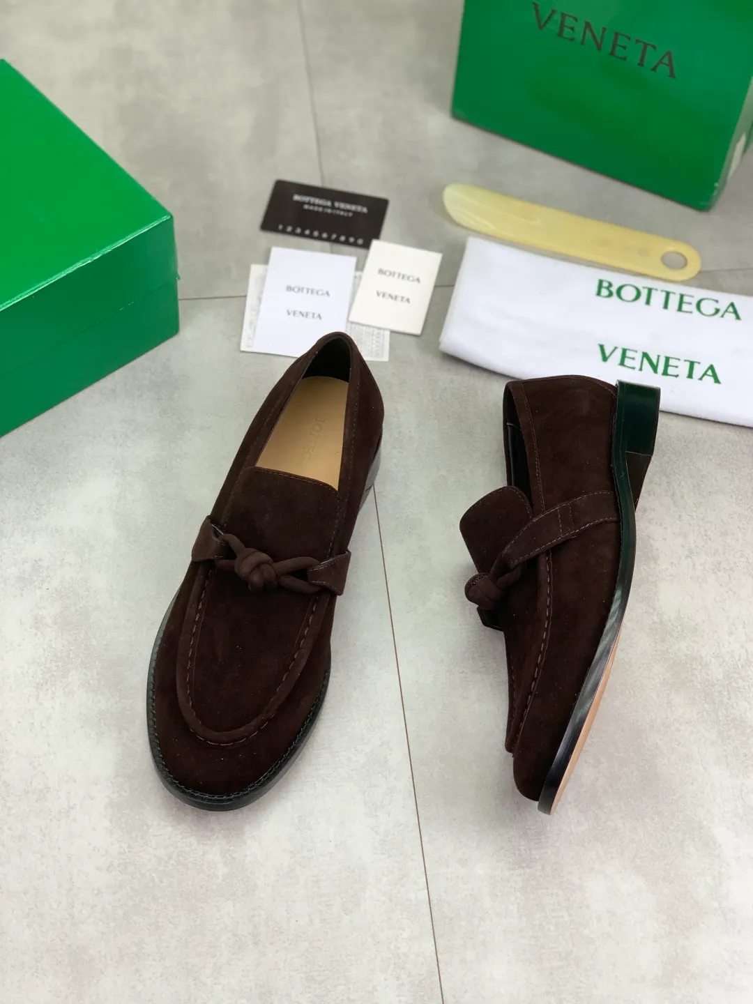 Men's shoes 💰P820 [New model] (genuine leather outsole) water-dyed cow lining 💰High-quality business couple leather shoes 💎💎💎 BOTTEGA VENETA official website synchronizes the latest top version of BV in the market, accept material comparison, shoe type comparison, process comparison, practical and textured, versatile and suitable for any occasion, the more you look at it, the more flavorful it becomes. Purely hand-knitted craftsmanship - Upper material, calfskin imported from Italy 🇮🇹 - High-quality water-dyed cowhide lining - Original private model customized leather outsole -Size: Female 35-39 (40 ordered) Male 39-44 (38 45 can be customized) Color: Multiple colors available